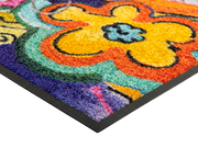 Eckansicht der Fußmatte mit buntem Gesicht