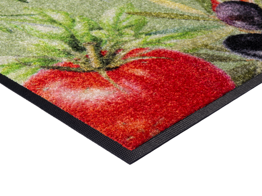 Eckansicht der Fußmatte mit Tomaten und Oliven