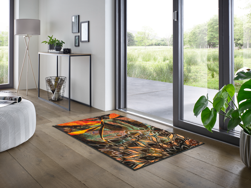 braun/orange/grüne Fußmatte vor der Terrassentür