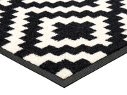 Eckansicht der schwarz-weiß gemusterten Fußmatte