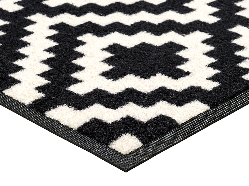 Eckansicht der schwarz-weiß gemusterten Fußmatte