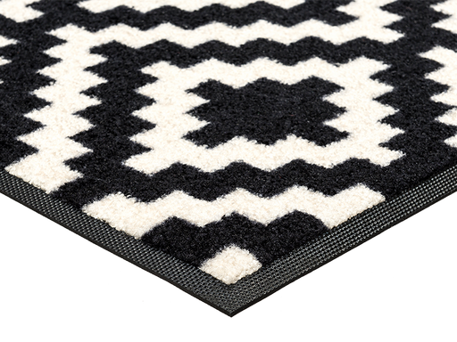 Eckansicht der schwarz-weiß gemusterten Fußmatte