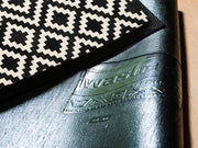 Rückenansicht der schwarz-weiß gemusterten Fußmatte