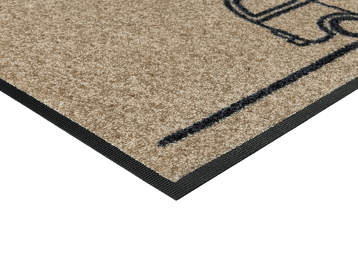 Eckansicht der beigen Fußmatte mit Van und Surfboard