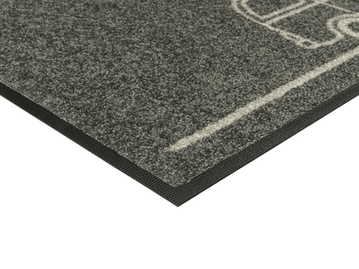 Eckansicht der grauen Fußmatte mit Van und Surfboard