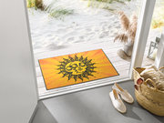 Fußmatte mit Sonnen- und Mondgesicht vor der Tür