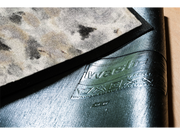 Rückenansicht der Fußmatte mit dezenten grau-gelben Blüten