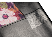 Rückenansicht der Fußmatte mit pink, rosaroten Blumen