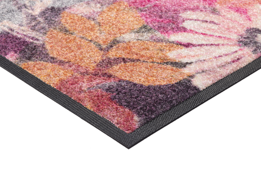 Eckansicht der Fußmatte mit pink, rosaroten Blumen