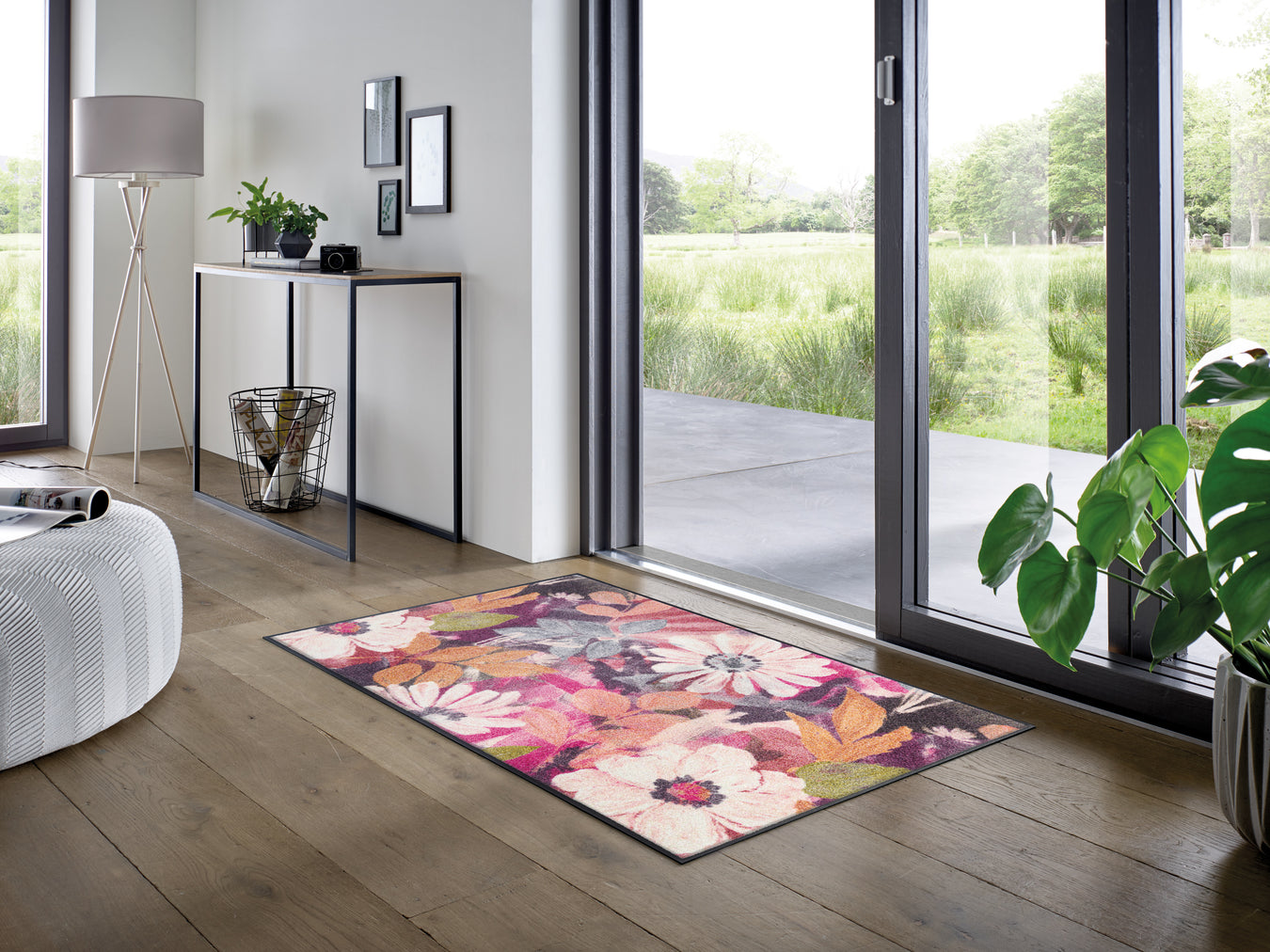 Fußmatte mit bunten Blumen vor der Terrassentür