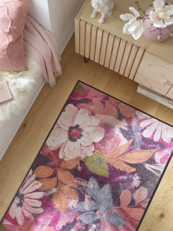 Fußmatte mit pink, rosaroten Blumen im Schlafzimmer