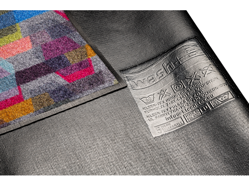 Rückenansicht der Fußmatte mit buntem geometrischem Muster