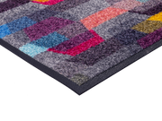 Eckansicht der Fußmatte mit buntem geometrischem Muster