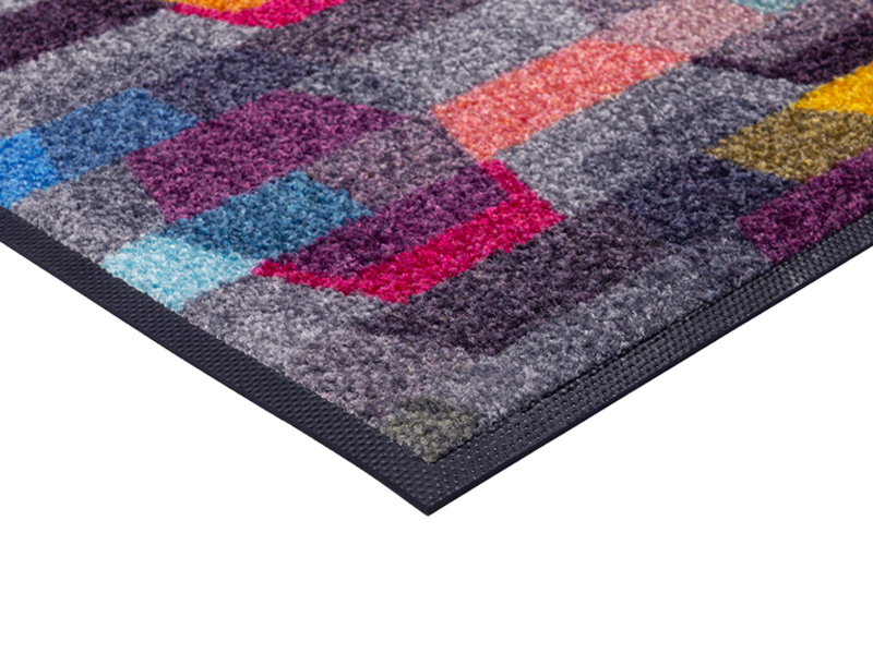 Eckansicht der Fußmatte mit buntem geometrischem Muster