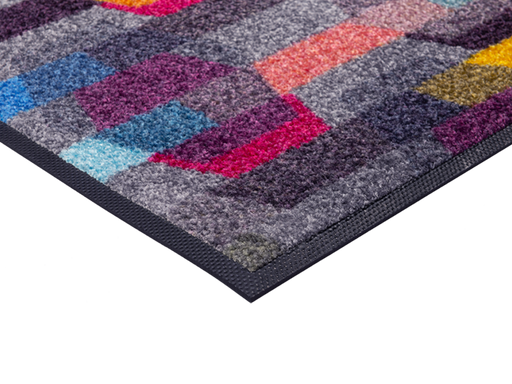 Eckansicht der Fußmatte mit buntem geometrischem Muster