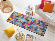 Fußmatte mit buntem geometrischem Muster im Wohnzimmer