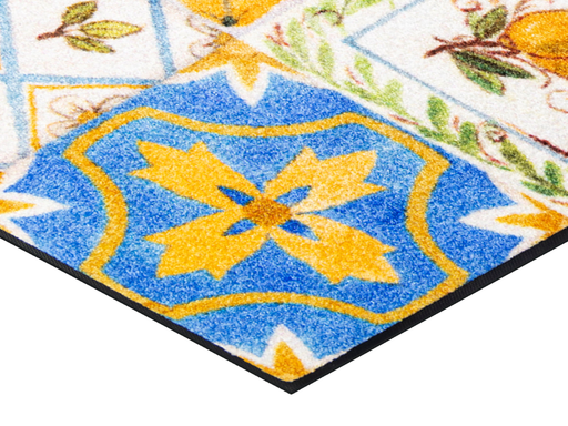 Eckansicht der Fußmatte mit Kachelmotiven und Zitronen in blau und gelb