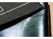 Rückenansicht der Fußmatte in grau mit gezeichneten Häusermotiven