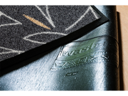 Rückenansicht der Fußmatte mit floralen Linien Design