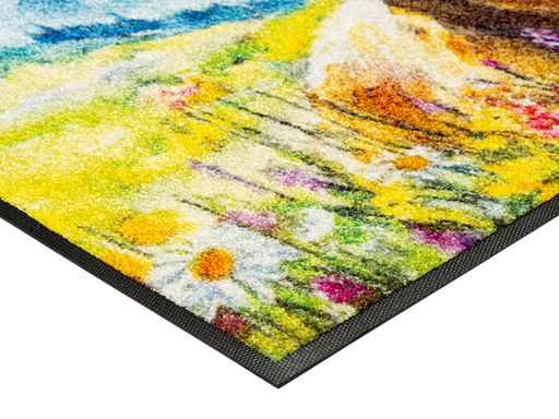Eckdetail der Fußmatte mit Kuh und Blumenwiese