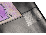 Rückenansicht der Fußmatte mit Elefant und Blumenstrauß und Schriftzug „Hi“