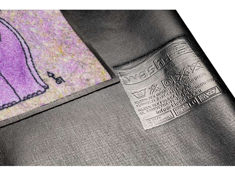 Rückenansicht der Fußmatte mit Elefant und Blumenstrauß und Schriftzug „Hi“