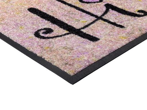 Eckansicht der Fußmatte mit Elefant und Blumenstrauß und Schriftzug „Hi“