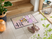 Fußmatte mit Elefant und Blumenstrauß und Schriftzug „Hi“ vor der Treppe
