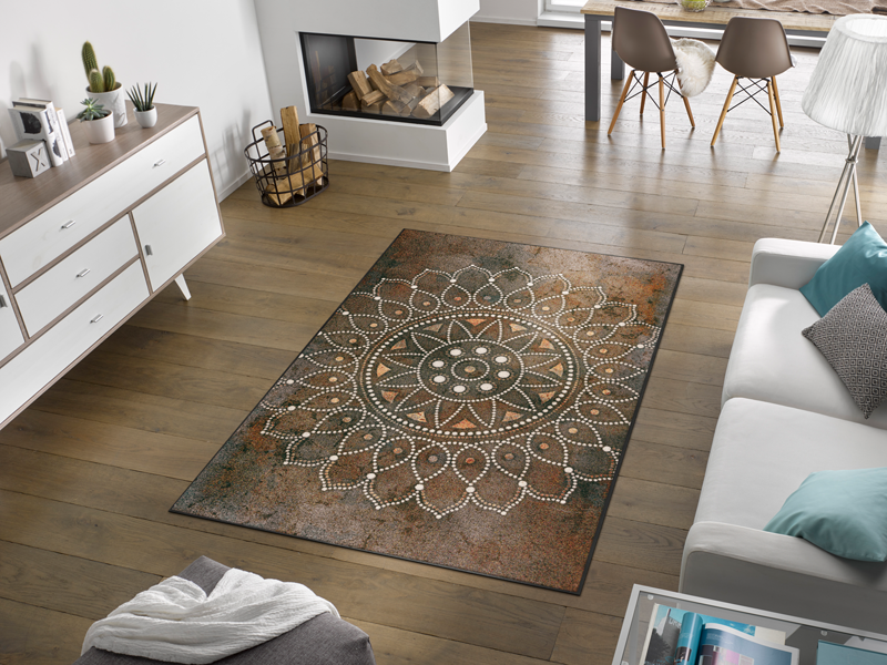 Braune Fußmatte mit Mandala in der Mitte im Wohnzimmer
