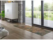 Braune Fußmatte mit Mandala in der Mitte vor der Tür