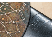 Rückenansicht der runden Fußmatte mit Mandala in der Mitte