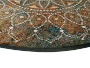 Eckansicht der runden Fußmatte mit Mandala in der Mitte