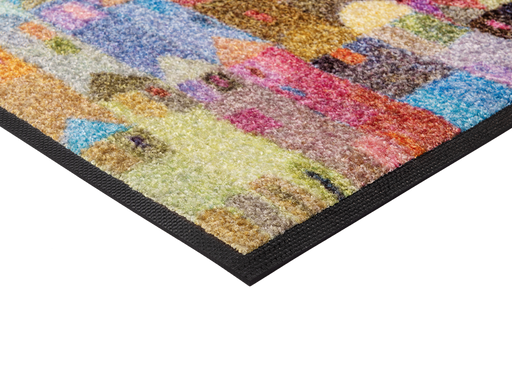 Eckansicht der Fußmatte mit bunten, künstlerischem Häusermotiv