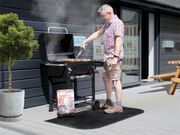 schwarze halbrunde BBQ-Matte mit Logo Matsmiths vor dem Griller