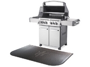 schwarze halbrunde BBQ-Matte mit Logo Matsmiths vor dem Griller