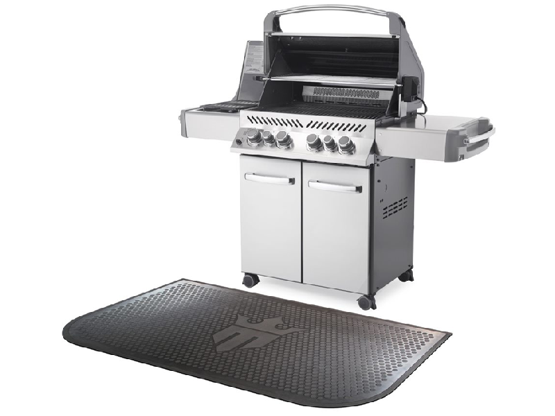 schwarze halbrunde BBQ-Matte mit Logo Matsmiths vor dem Griller