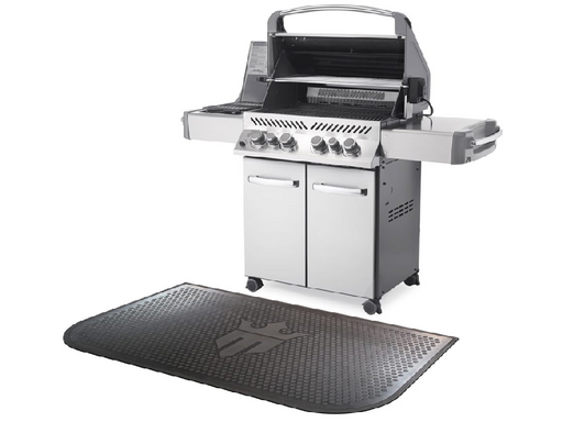 schwarze halbrunde BBQ-Matte mit Logo Matsmiths vor dem Griller