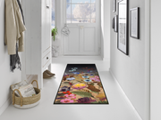 Läufer in schwarz mit buntem, violettem Blumenmotiv im Flur