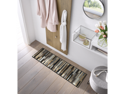 Fußmatte mit Streifen in Naturfarben in der Garderobe