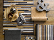 Fußmatte mit Streifen in Naturfarben auf dem Fußboden