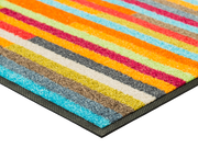 Eckansicht der Fußmatte mit bunten Streifen