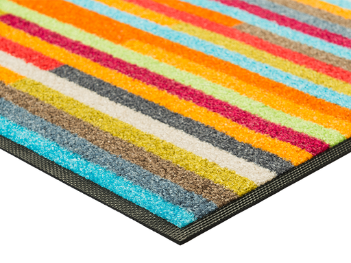 Eckansicht der FuĂmatte mit bunten Streifen