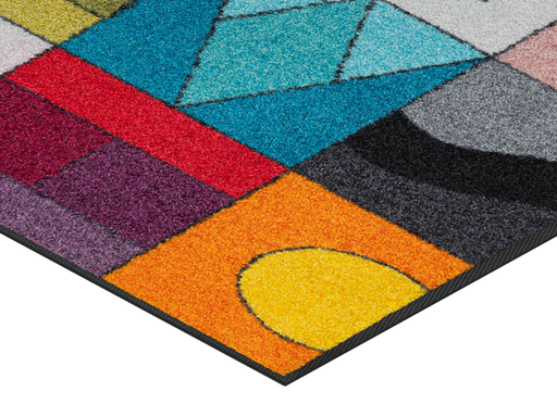 Eckansicht der bunten Fußmatte mit geometrischen Formen