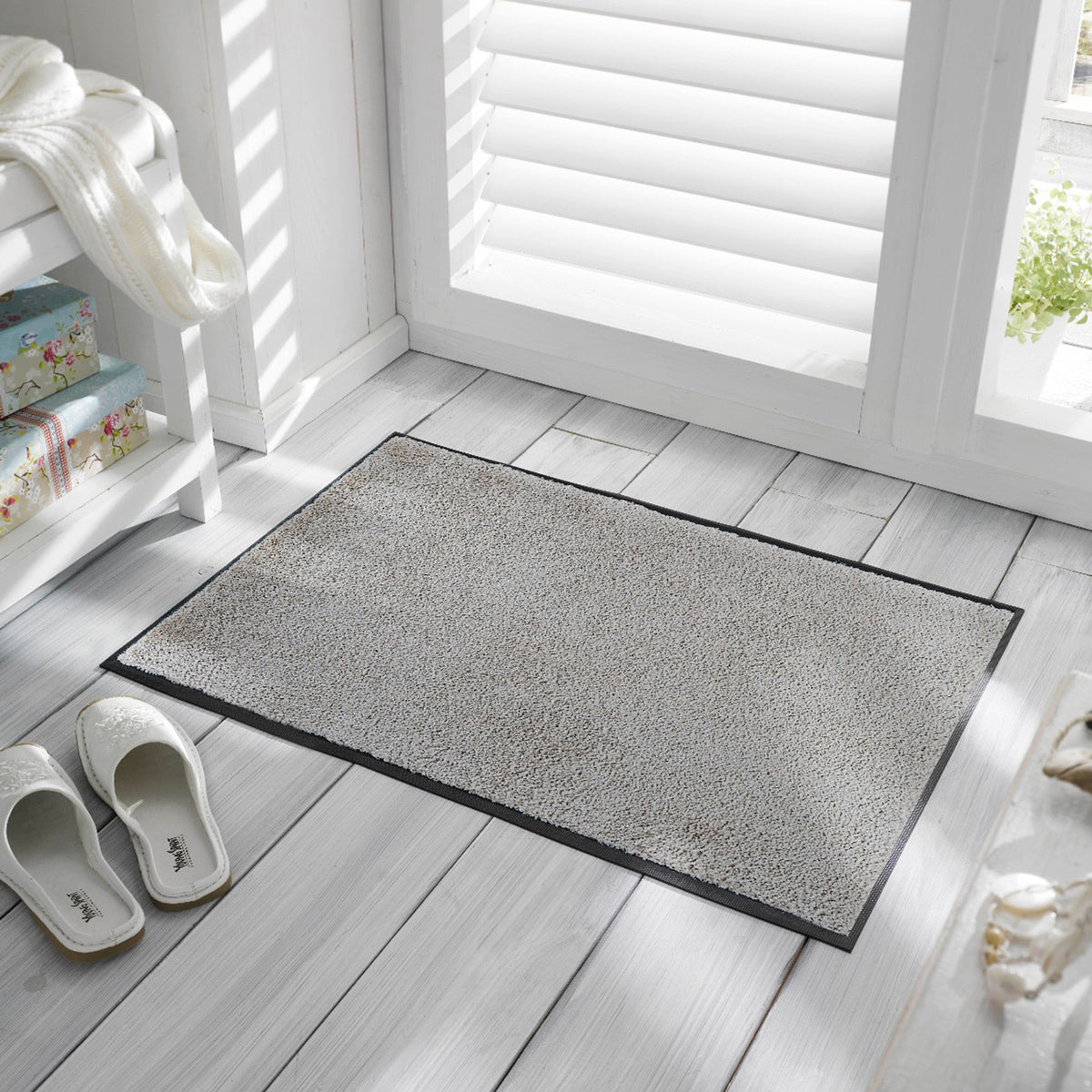 Fußmatte in hellgrau im Eingangsbereich