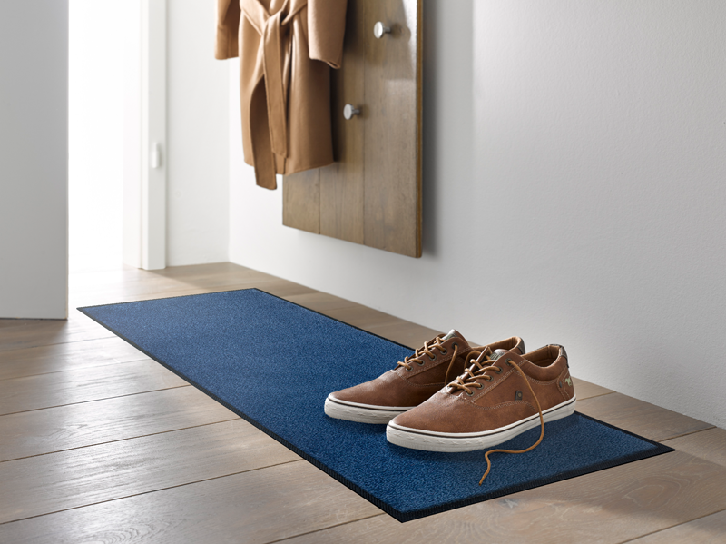 Fußmatte in Navy Blau in der Garderobe