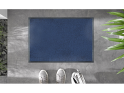 dunkelblaue Fußmatte auf dem Fußboden
