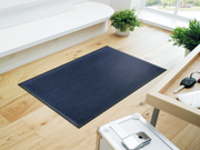 dunkelblaue Fußmatte im Garderobenbereich