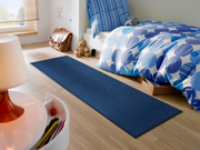 dunkelblauer Läufer im Schlafzimmer