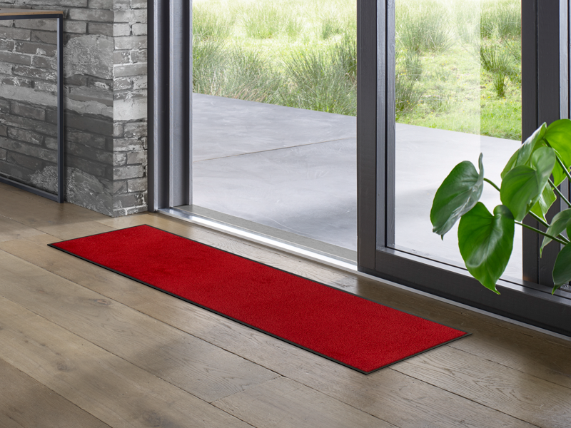 rote Fußmatte vor der Terrassentür