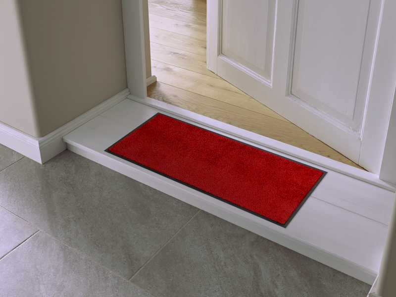 rote Fußmatte vor der Tür